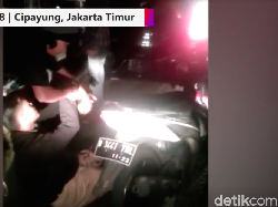 Video: Pria Dibegal di Jembatan Tol Jagorawi, Tubuh Luka Bacok
