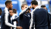 Antoine Griezmann memulai ritual ini ketika mengelus-elus kumis Adil Rami jelang laga-laga Prancis di fase grup, ketika mereka melewatinya sebagai tim teratas. AFP/Franck Fife.