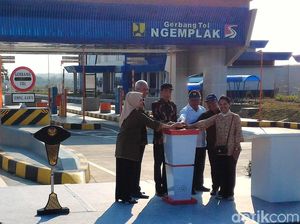 Jokowi Resmikan Tol Kartasura-Sragen Jokowi Resmikan Tol Kartasura-Sragen
