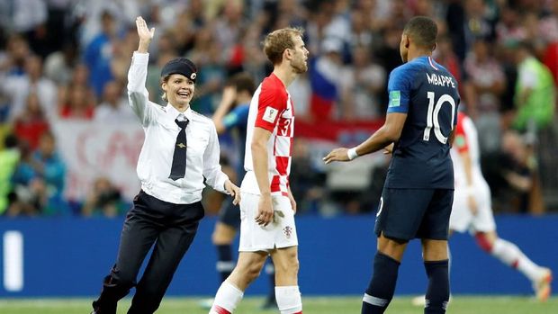 Salah satu penyusup yang masuk lapangan di laga final