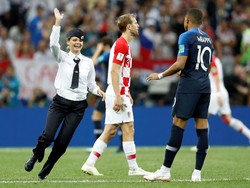 Beberapa penonton tersebut berlari ke tengah lapangan saat laga memasuki babak kedua. (Reuters/Christian Hartmann)