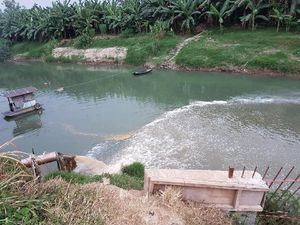 Pati TNI AL Soroti Air di Kemang Pratama Bekasi yang Berbusa