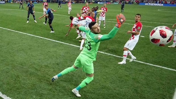 Keberuntungan Prancis datang saat Mario Mandzukic mencetak gol bunuh diri.