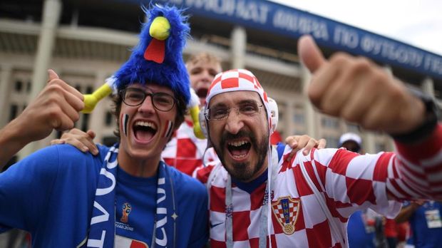 A France's and Croatia's supporter pose ahead of the Russia 2018 World Cup final football match between France and Croatia at the Luzhniki Stadium in Moscow on July 15, 2018. / AFP PHOTO / Kirill KUDRYAVTSEV