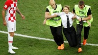 Pertandingan sempat dihentikan karena aksi penonton tersebut. (Reuters/Christian Hartmann).