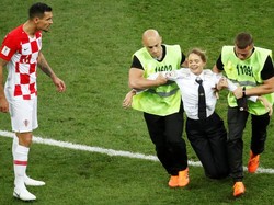 Pertandingan sempat dihentikan karena aksi penonton tersebut. (Reuters/Christian Hartmann).