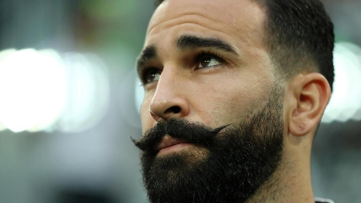 Kumis Adil Rami yang jadi jimat Prancis di Piala Dunia 2018 (Foto: Lee Smith/Reuters)