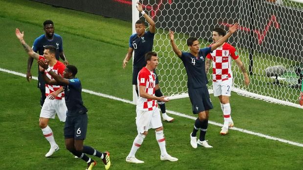 Para pemain Prancis mengangkat tangan tanda ada handball yang dilakukan Perisic.
