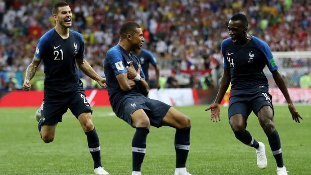 Blaise Matuidi (kanan) pamer gelar Piala Dunia 2018 menyambut kedatangan Cristiano Ronaldo di Juventus. (