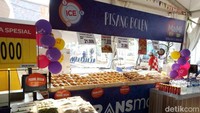Banyak pilihan makanan di booth Transmart Carrefour, mulai dari pizza, burger, hingga pisang bolen.