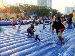Di lapangan tersebut juga disediakan arena bermain. Anak-anak pun asyik menikmati permainan yang dihadirkan.