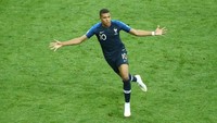 Kylian Mbappe (Prancis). Tampil kian memesona seiring dengan laga demi laga yang dilewati Prancis. Total 4 gol dicetak, termasuk 2 ke gawang Argentina dan 1 di final. (Foto: Michael Dalder/Reuters)