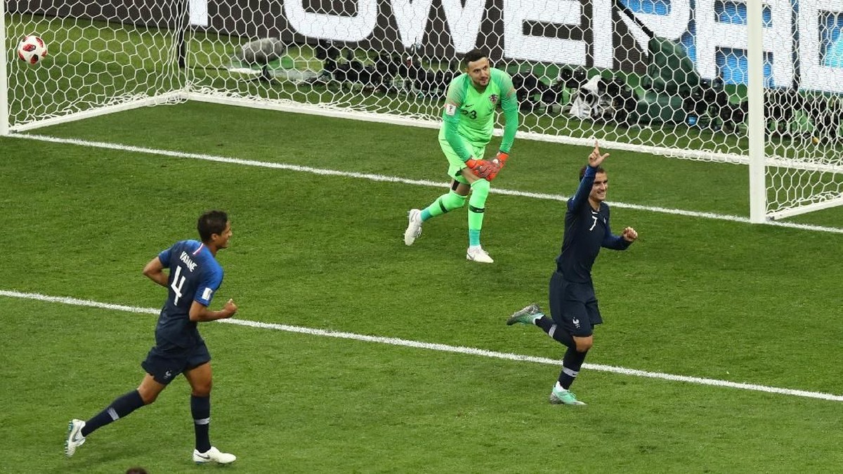 Prancis unggul 2-1 atas Kroasia di babak pertama final Piala Dunia 2018 (Foto: Ryan Pierse/Getty Images)