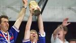Setelah Dua Dekade, Deschamps Kembali Kecup Trofi Piala Dunia