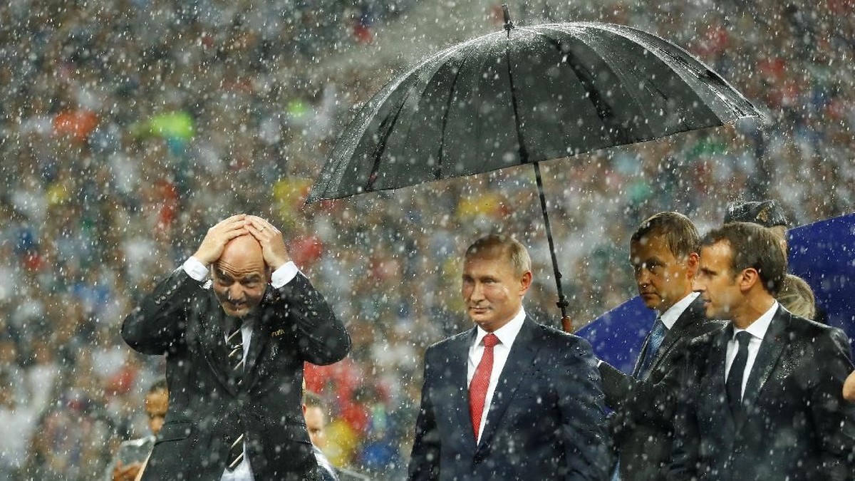 Gianni Infantino (kiri) bersama Presiden Rusia Vladimir Putin (tengah). (Foto: Reuters)