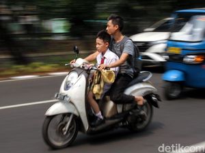 Aksi Berbahaya di Jalanan Saat Hari Pertama Masuk Sekolah Aksi Berbahaya di Jalanan Saat Hari Pertama Masuk Sekolah