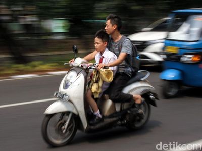 Aksi Berbahaya di Jalanan Saat Hari Pertama Masuk Sekolah