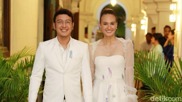Foto: Gaya Unik Nadine Chandrawinata Menikah Pakai Gaun Ubur-ubur
