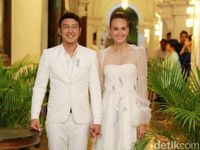 Foto: Gaya Unik Nadine Chandrawinata Menikah Pakai Gaun Ubur-ubur