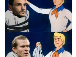 Karius pun kena imbas dari blunder Lloris. Kiper Liverpool itu memang sedang dalam sorotan tajam setelah berkali-kali membuat blunder sejak final Liga Champions. Foto: Twitter