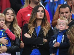 Wanita bernama Marine Lloris adalah istri dari kiper Hugo Lloris. Usianya sudah 32 tahun dan memiliki dua orang anak. (Foto: Matthias Hangst/Getty Images)