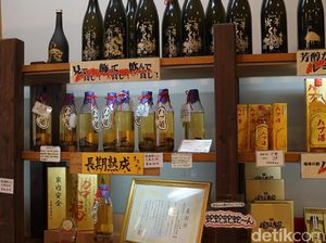 Foto: Oleh-oleh Sake Ular Viper dari Jepang