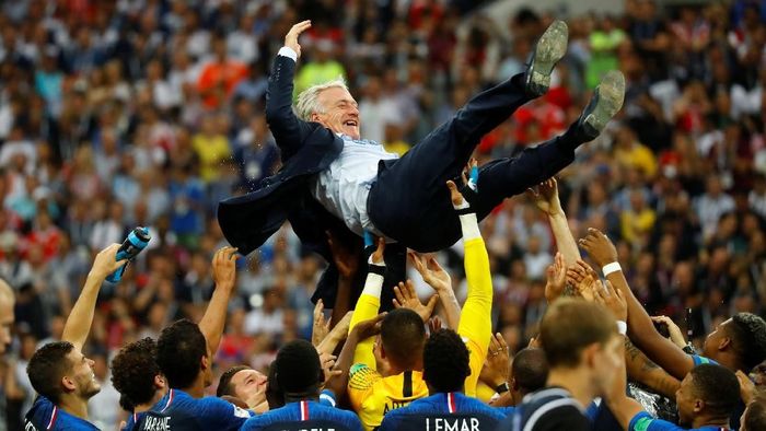 Didier Deschamps menyamai rekor Mario Zagallo dan Franz Beckenbauer (Foto: Kai Pfaffenbach/Reuters) Didier Deschamps menyamai rekor Mario Zagallo dan Franz Beckenbauer (Foto: Kai Pfaffenbach/Reuters)