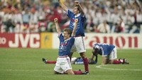 Pada tahun 1998, Prancis menjuarai Piala Dunia setelah mengalahkan Brasil di partai puncak. (Foto: Ben Radford /Allsport)