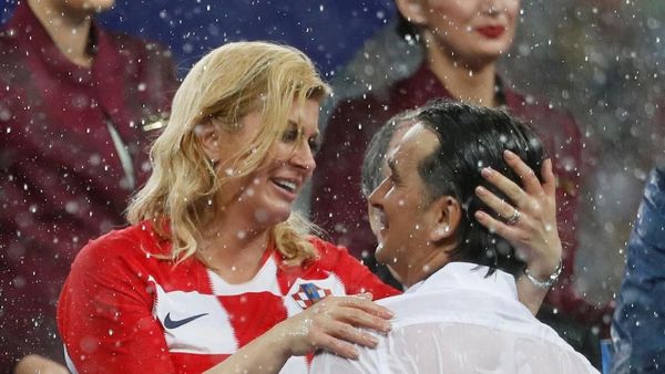 Basah Kuyup Presiden Kroasia Semangati Pemainnya