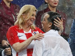 Basah Kuyup Presiden Kroasia Semangati Pemainnya