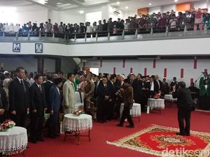 BJ Habibie Hadiri Pengukuhan Gelar Dr HC Bos Mayapada di Unand