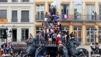 Para suporter berkumpul di pusat kota Lyon, Perancis untuk merayakan kemenangan Perancis menjadi juara dunia. Emmanuel Foudrot/Reuters.