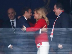 Gaya Presiden Prancis-Kroasia! Berpelukan dan Hujan-hujanan