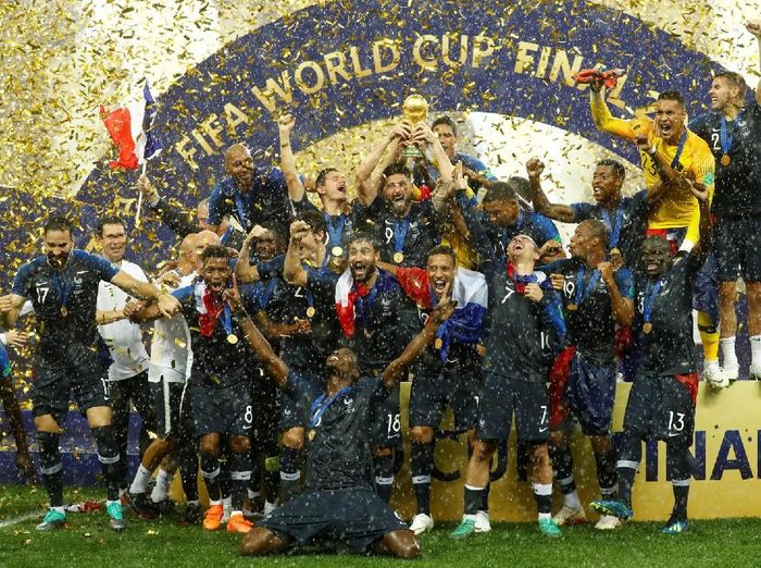 Di bawah ritik hujan, pemain Prancis merayakan keberhasilan jadi juara Piala Dunia 2018 sudai mengalahkan Kroasia (Reuters) Di bawah ritik hujan, pemain Prancis merayakan keberhasilan jadi juara Piala Dunia 2018 sudai mengalahkan Kroasia (Reuters)