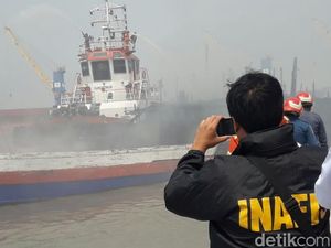 Kapal yang Terbakar di Pelabuhan Gresik KLM Sinar Timur
