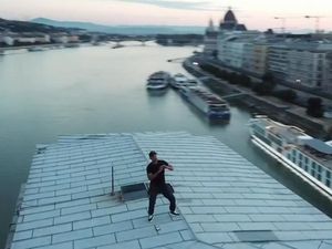 Saat Will Smith Asyik Joget di Atas Jembatan Ikonik Budapest