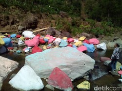 Wisata Batu Kali Dicat Warna-warni yang Viral di Kudus Ilegal