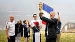 Setelah Dua Dekade, Deschamps Kembali Kecup Trofi Piala Dunia
