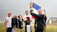 Tepat dua dekade kemudian, di tahun 2018, sosok Deschamps kembali berpose dengan trofi Piala Dunia. (Foto: Carl Recine/Reuters)