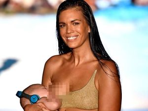 Girl Power! Model Ini Jalan di Catwalk Sambil Menyusui