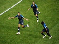 Kylian Mbappe turut menyumbangkan satu gol untuk Prancis di menit ke-65. Reuters/Christian Hartmann.