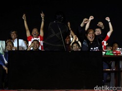 Chairman CT Corp Chairul Tanjung merayakan gol Kroasia.