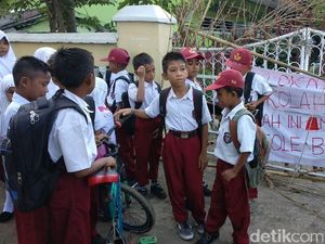Hari Pertama Masuk, Siswa SD Ini Malah Dapati Sekolahnya Disegel Hari Pertama Masuk, Siswa SD Ini Malah Dapati Sekolahnya Disegel