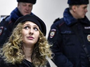 Cerita Anggota Pussy Riot Nyamar Jadi Kurir Demi Tinggalkan Rusia Cerita Anggota Pussy Riot Nyamar Jadi Kurir Demi Tinggalkan Rusia