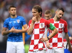 Pemain terbaik Dunia, Luka Modric termenung atas kekalahan Kroasia beberapa saat setelah peluit tanda berakhirnya pertandingan dibunyikan oleh wasit. Istimewa/Laurence Griffiths/Getty Images.