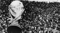 Jupp Kapellmann masuk starting XI Bayern saat juara Piala Champions 1974. Di final Piala Dunia pada musim panas yang sama, ia cuma duduk di bangku cadangan saat enam rekan seklubnya di Bayern main sedari menit awal. (Foto: Keystone/Getty Images)