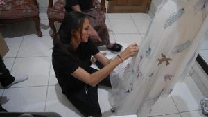 Foto: Saat Nadine Chandrawinata Ikut Menjahit Gaun Pengantin Uniknya