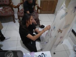 Foto: Saat Nadine Chandrawinata Ikut Menjahit Gaun Pengantin Uniknya