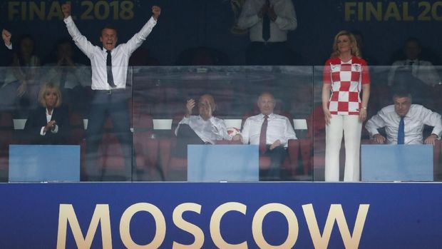 Macron merayakan gol, sementara Presiden Kroasia Kalinda Grabar berdiri terdiam.