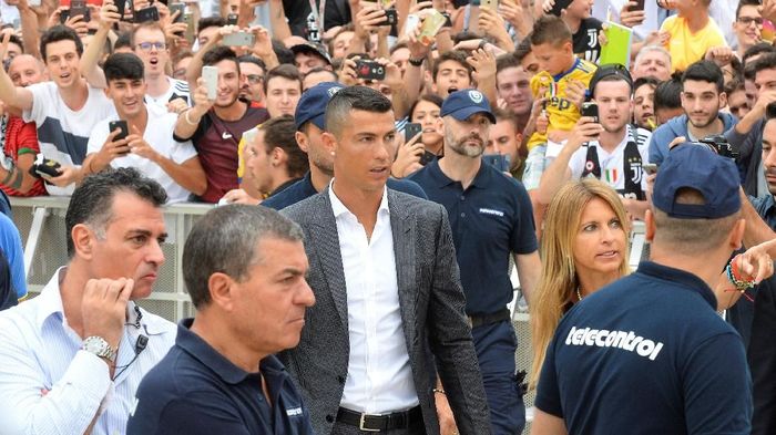 Cristiano Ronaldo tiba di J-Medical untuk menjalani tes medis (Foto: Massimo Pinca/Reuters) Cristiano Ronaldo tiba di J-Medical untuk menjalani tes medis (Foto: Massimo Pinca/Reuters)